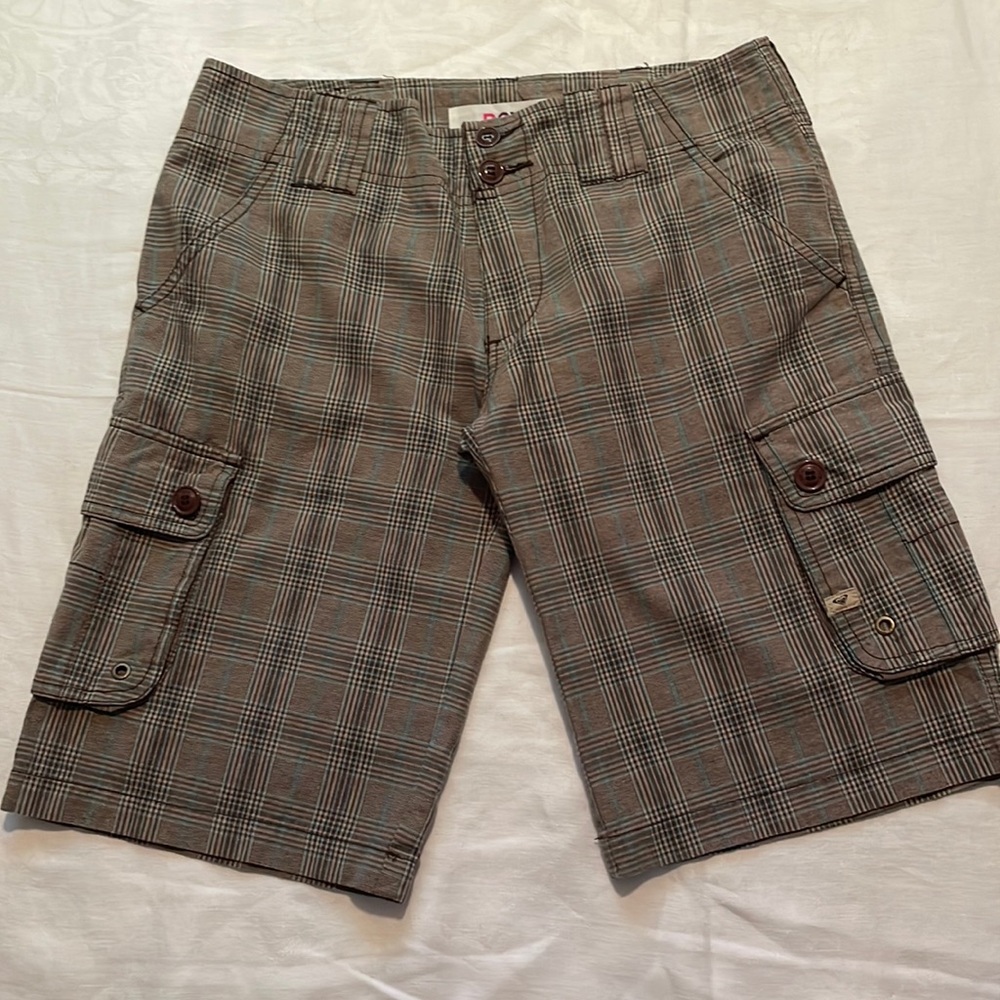 Roxy Bermuda shorts, size 5. Brown plaid with cargo pockets. Skater shorts.